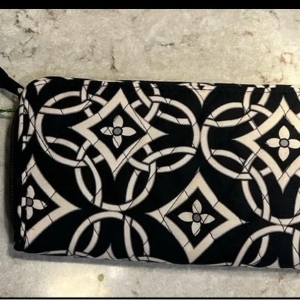 Black and White Vera Bradley Wallet.‎ New w/tags.